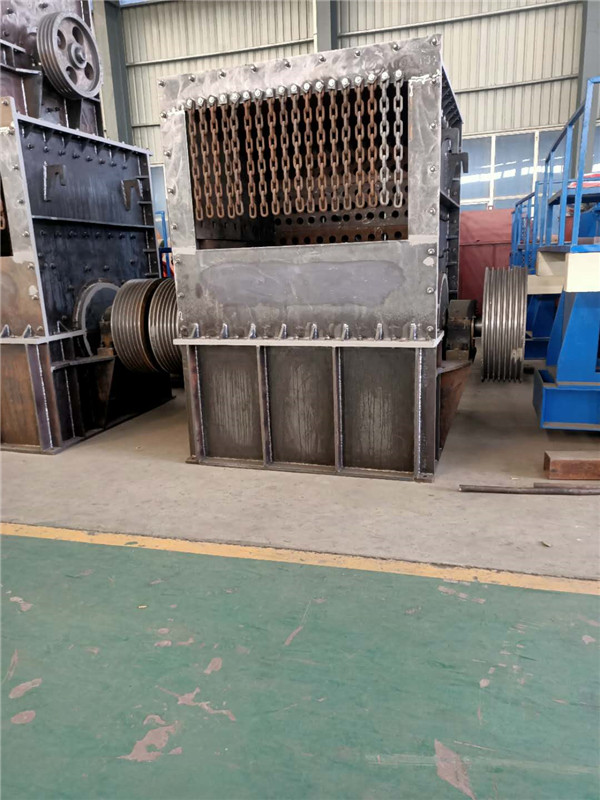 方箱式破碎機(jī)設(shè)備型號(hào) 移動(dòng)鵝卵石破碎機(jī)注意事項(xiàng)