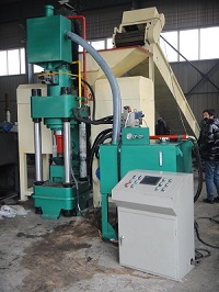 鑫源廠家研發(fā)采用螺旋送料A全自動(dòng)鋼屑?jí)簤K機(jī)提高效益