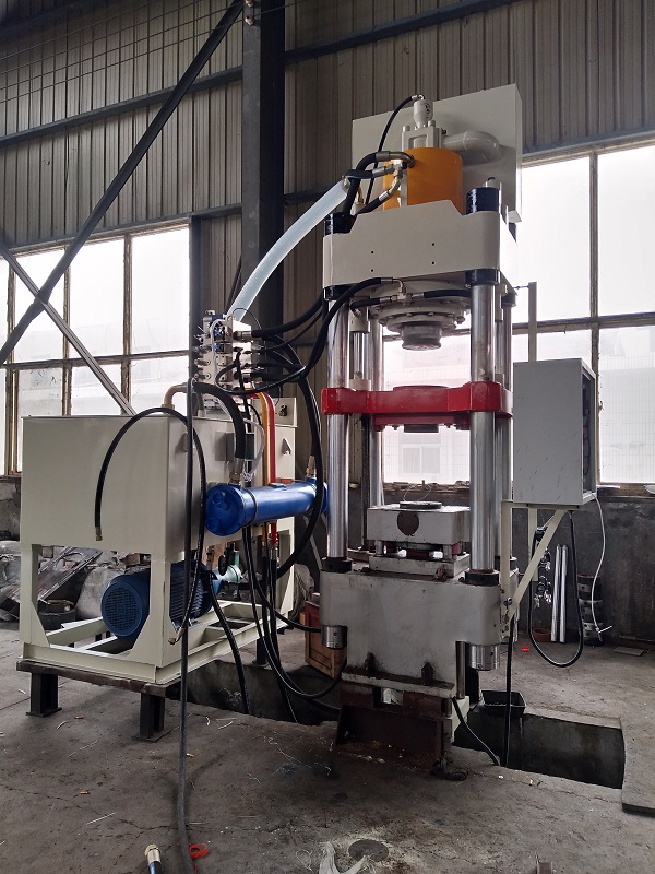 舔鹽磚壓塊機H國內(nèi)畜牧鹽塊發(fā)展的精品設備